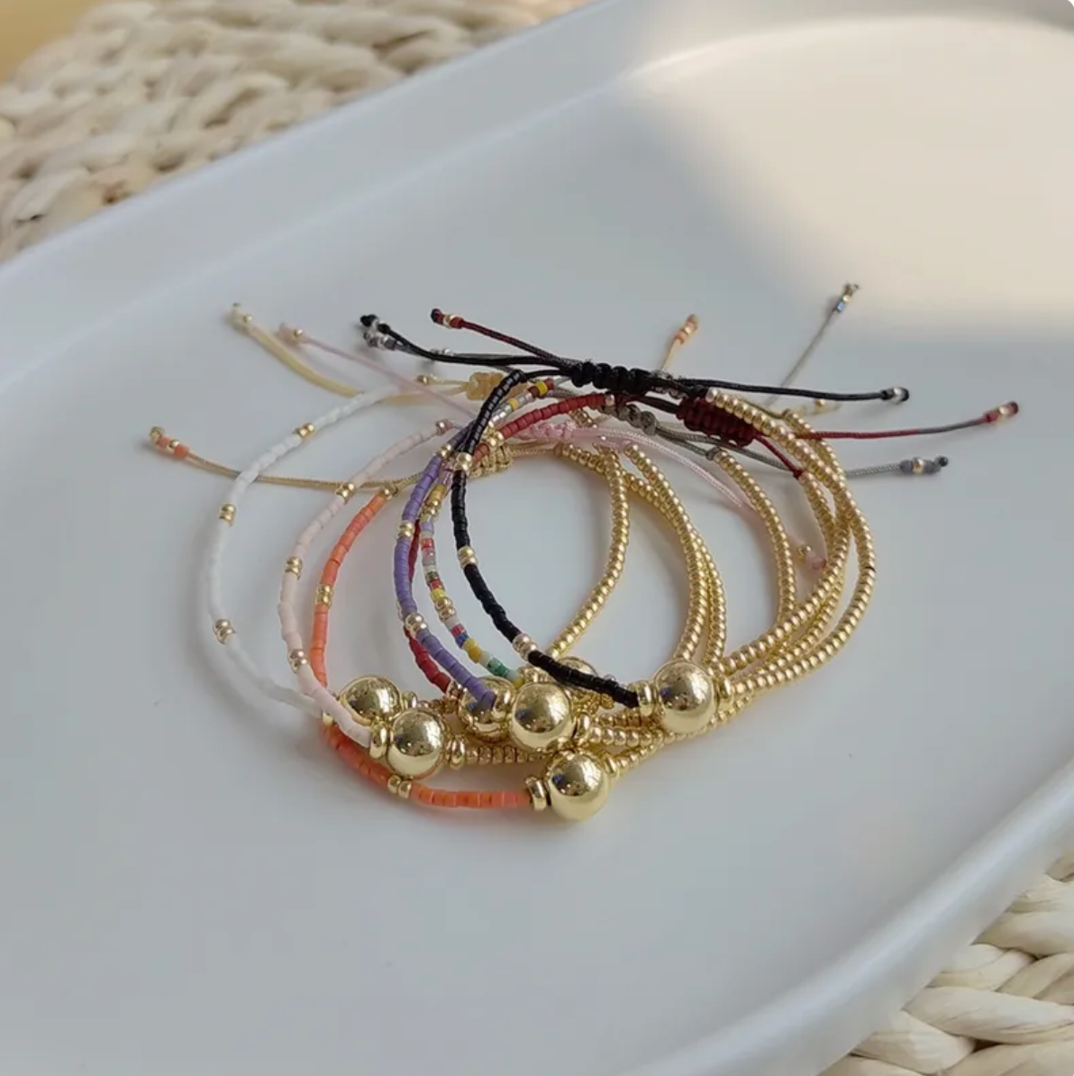 Pulsera sencilla dorada y cuentas de colores