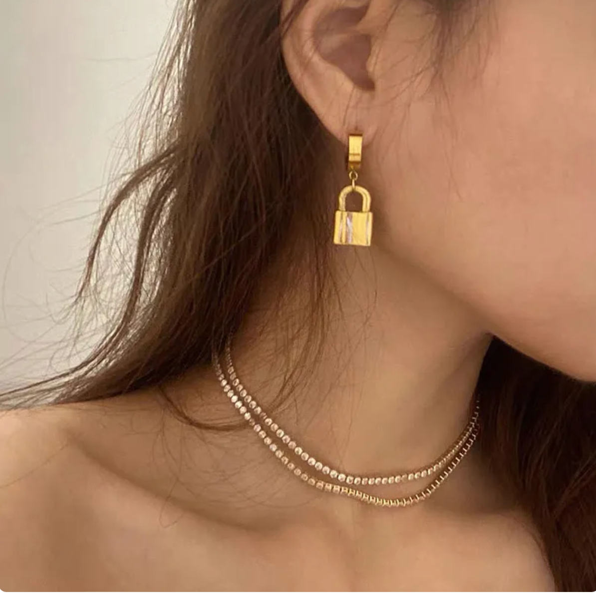 Huggies con Candado Colgando