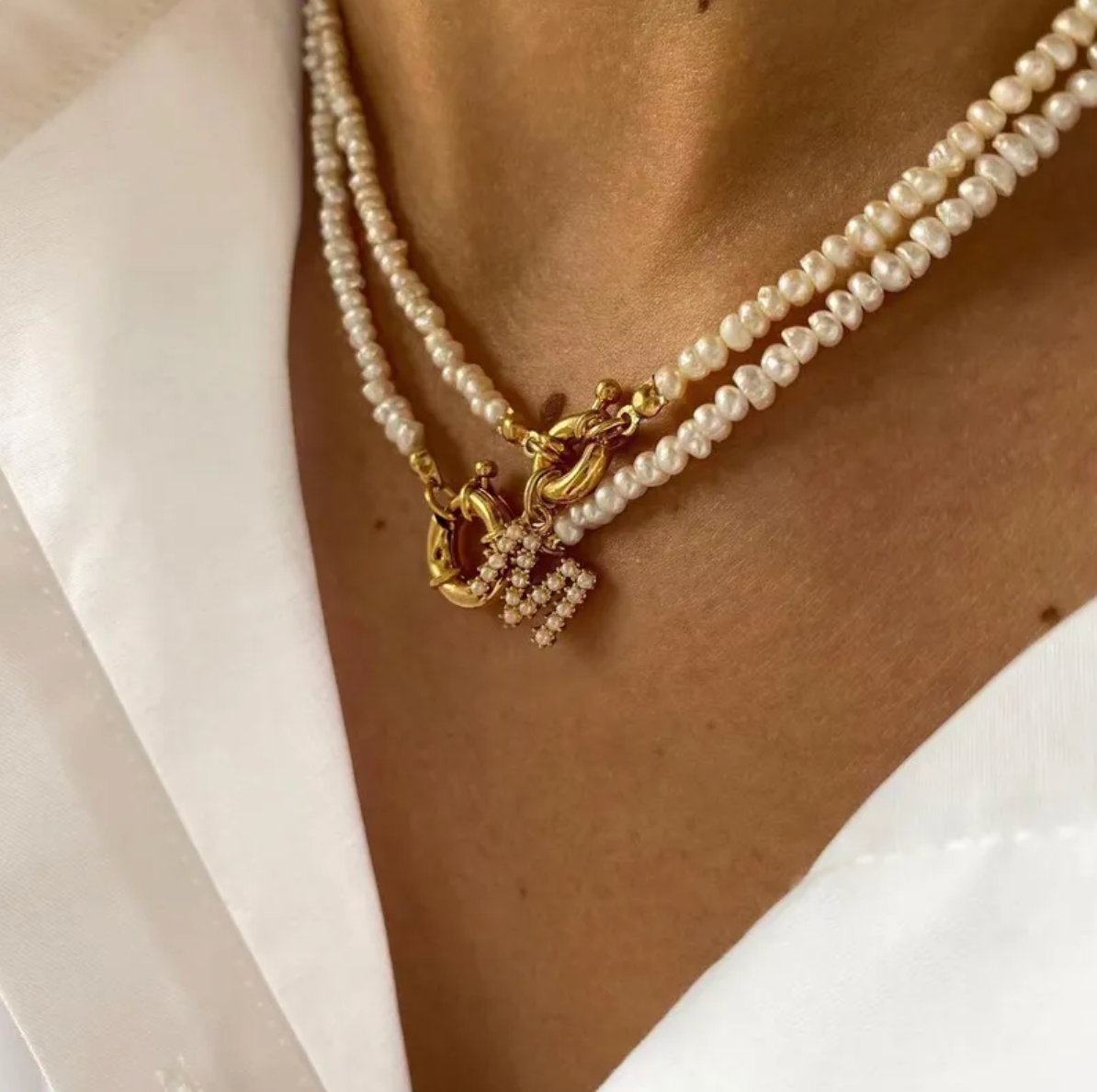 Inicial con mini perlas para usar con Collar perlas naturales salvavidas