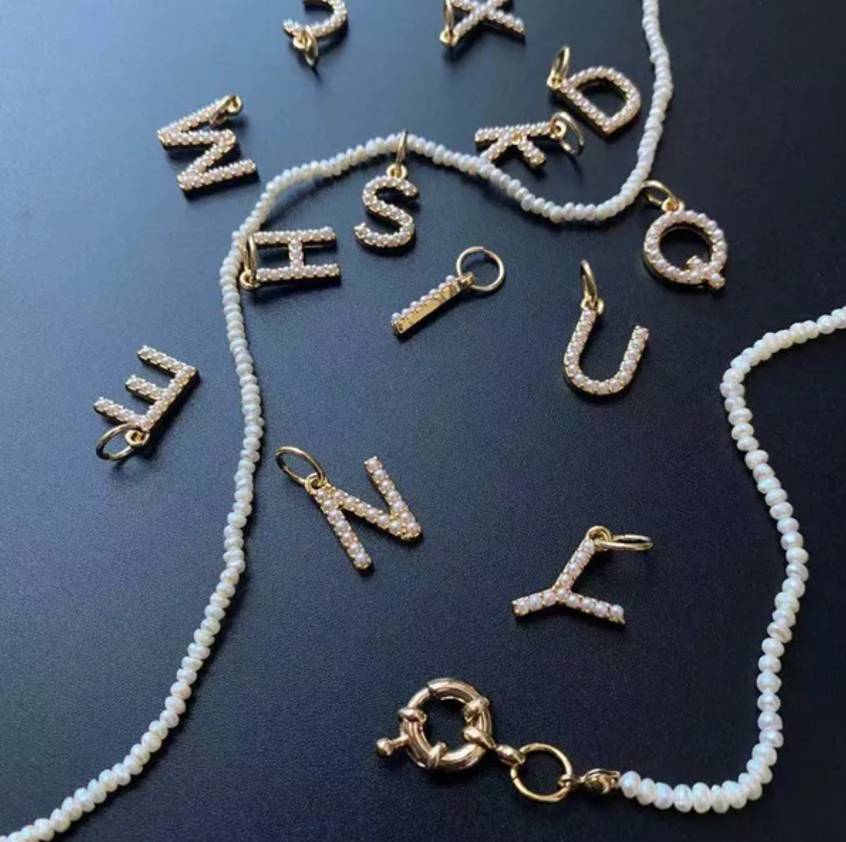 Inicial con mini perlas para usar con Collar perlas naturales salvavidas