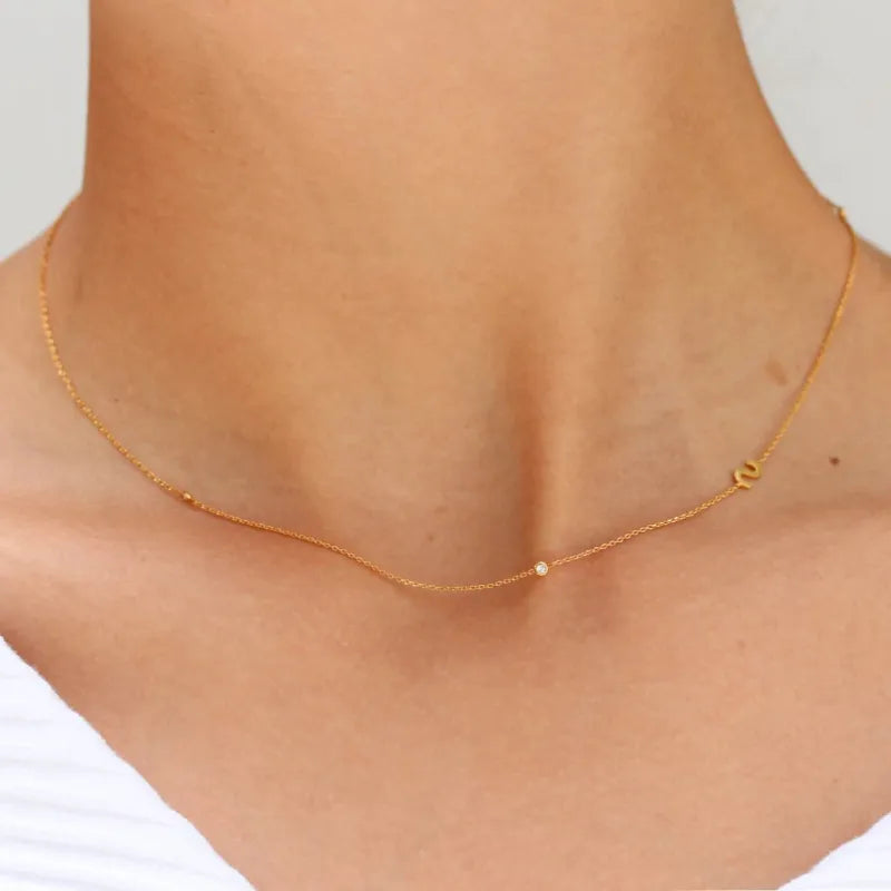 Chocker minimalista con letra -