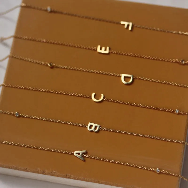 Chocker minimalista con letra