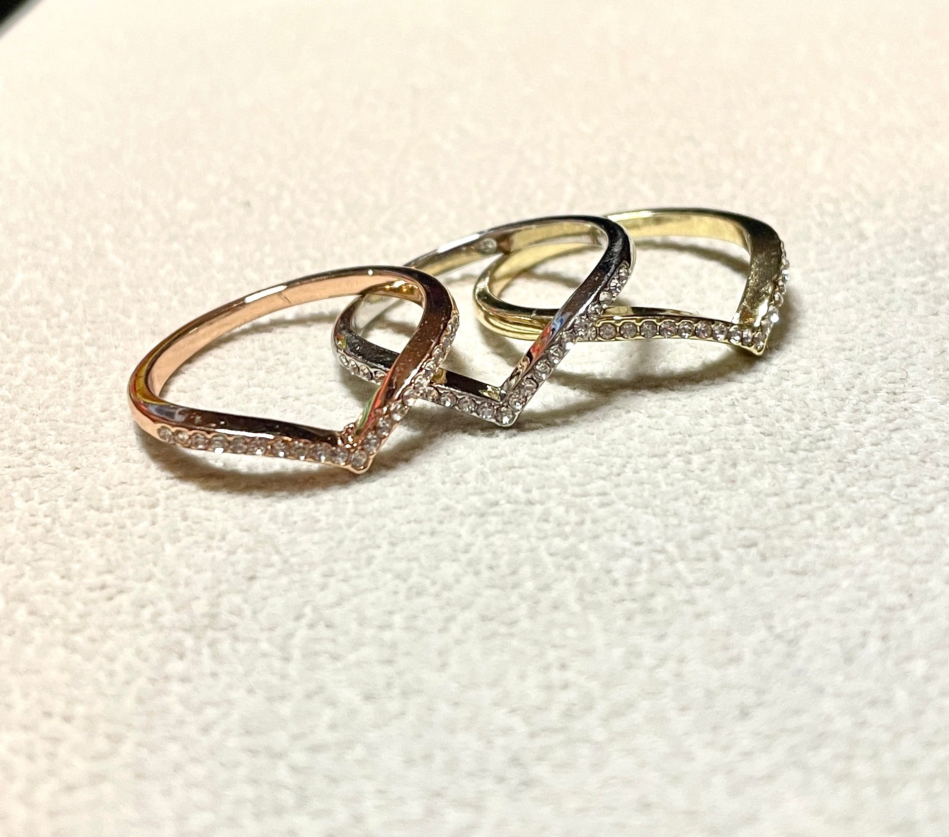 Anillo V Dorado, Plata o Rose Gold