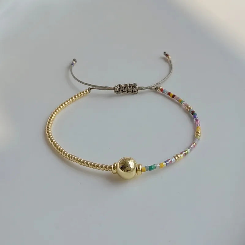 Pulsera sencilla dorada y cuentas de colores