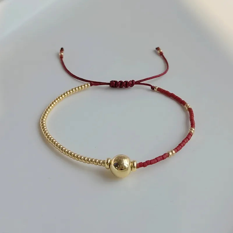 Pulsera sencilla dorada y cuentas de colores