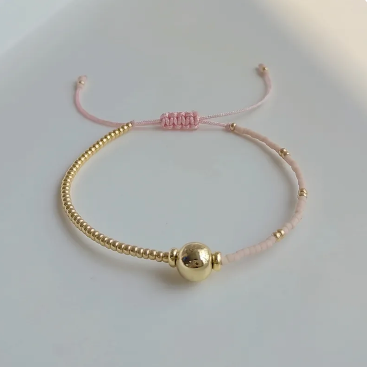 Pulsera sencilla dorada y cuentas de colores