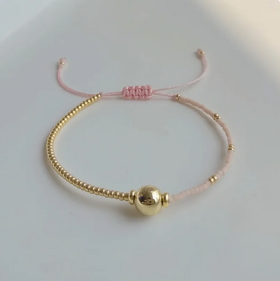 Pulsera sencilla dorada y cuentas de colores