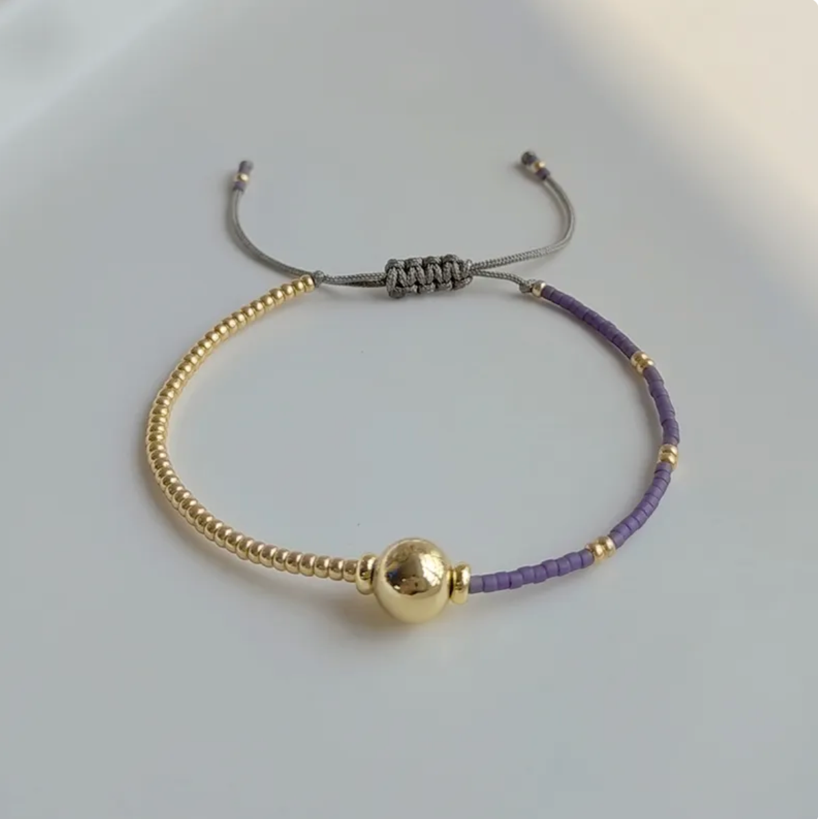 Pulsera sencilla dorada y cuentas de colores