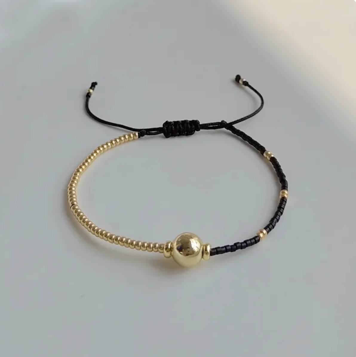 Pulsera sencilla dorada y cuentas de colores