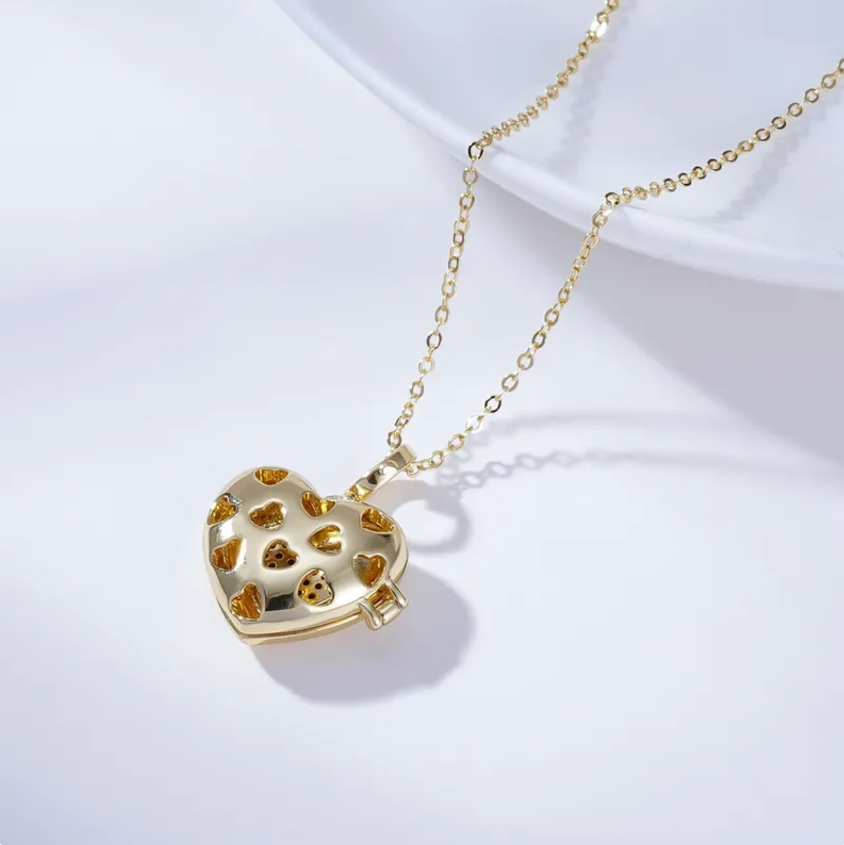 Collar con Relicario colgante de corazon