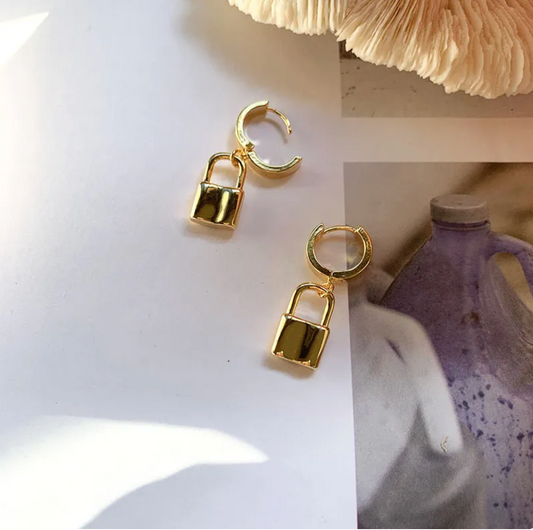 Huggies con Candado Colgando